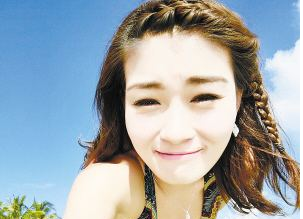 北京时间4月24日，前女足国门王飞更新了个人微博，晒出了一组自己在夕阳下的美照，并感叹“夕阳无限好”。目前女超联赛属于休赛期，王飞现在效力于大连权健女足。