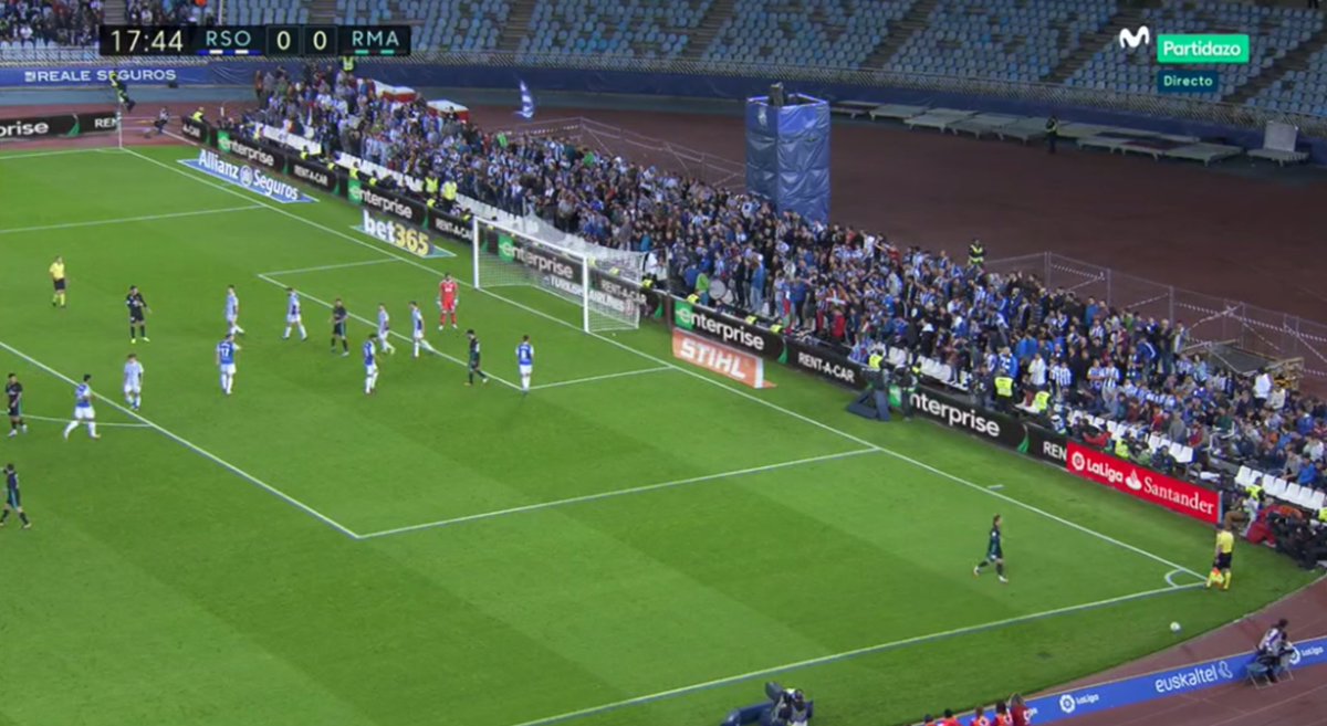 皇马与皇社比赛中临时看台上出现小意外